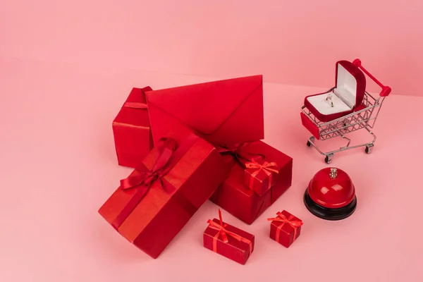 Hochwinkelige Ansicht Von Rot Verpackten Geschenkboxen Und Umschlag Der Nähe — Stockfoto