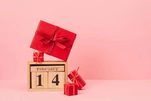 Červené Dárkové Krabice Dřevěném Kalendáři Únorovými Písmeny Růžové — Stock fotografie