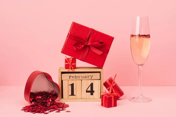 Scatole Regalo Rosse Vicino Calendario Legno Con Scritte Febbraio Vicino — Foto Stock