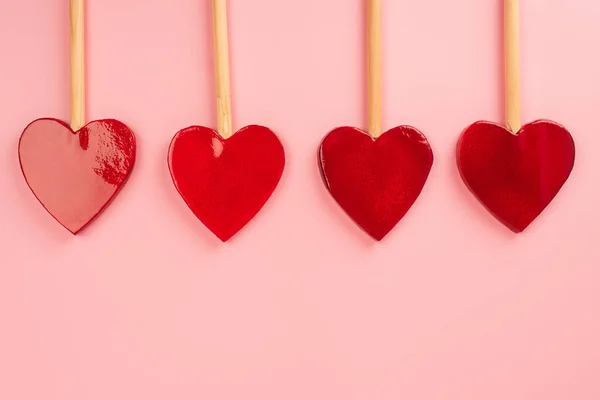 Flat Lay Heart Shaped Lollipops Isolated Pink — Fotografia de Stock