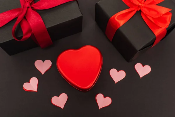 Top View Paper Cut Hearts Metallic Box Wrapped Presents Black — Stock Photo, Image