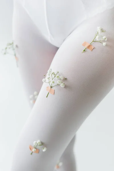 Vista Cortada Mulher Collants Decorados Com Flores Gypsophila Isolado Cinza — Fotografia de Stock