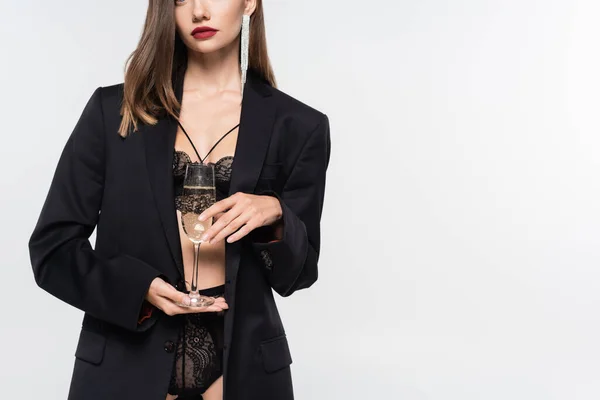 Siyah Ceketli Dantelli Çamaşırlı Gri Üzerinde Şampanya Bardağıyla Poz Veren — Stok fotoğraf