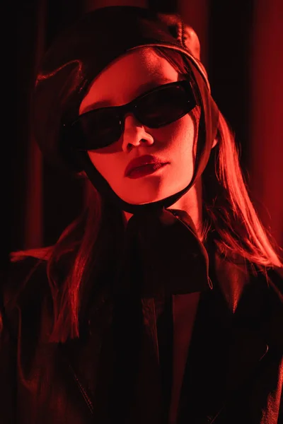 Glamour Woman Beret Black Sunglasses Posing Dark Background Red Light — Stock Photo, Image