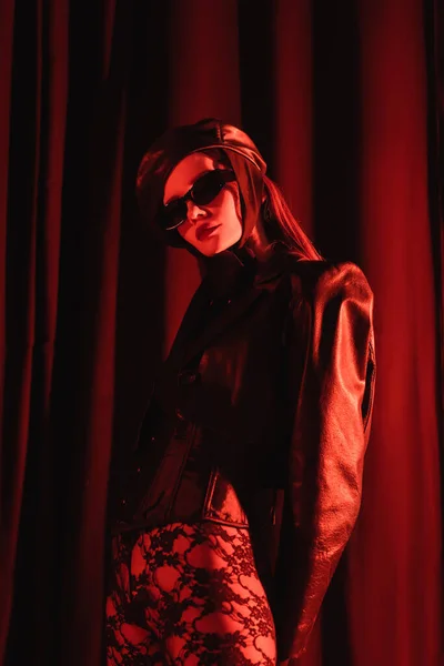 Blick Auf Eine Sexy Frau Spitzenleggings Schwarzer Lederjacke Und Sonnenbrille — Stockfoto