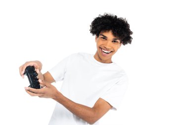 KYIV, UKRAINE - 10 Nisan 2020: beyaz üzerine izole edilmiş joystick ile neşeli Afro-Amerikan erkek oyunu