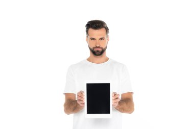 Beyaz ekranda izole edilmiş kameraya bakarken elinde dijital tablet tutan sakallı bir adam.