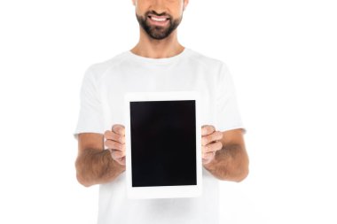 Beyaz ekranda boş ekranlı dijital tablet tutan gülümseyen adamın kırpılmış görüntüsü