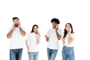 Mutlu çoklu etnik arkadaşlar beyazlar üzerinde izole edilmiş cep telefonlarıyla konuşuyorlar.