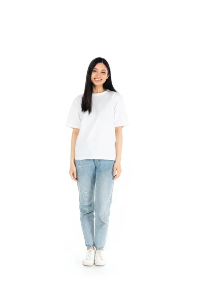 Vista Completa Sonriente Mujer Asiática Camiseta Jeans Pie Blanco — Foto de Stock