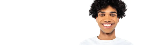 Kıvırcık Afrikalı Amerikalı Piercingli Kameraya Gülümseyen Beyaz Pankartıyla Izole Edilmiş — Stok fotoğraf