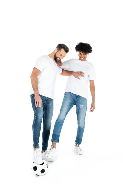 Visão Completa Homens Multiétnicos Alegres Jeans Camisetas Jogando Futebol Branco — Fotografia de Stock