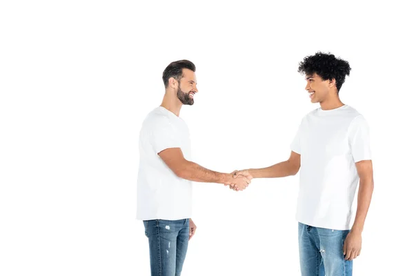 Gelukkig Interraciale Mannen Shirts Jeans Kijken Naar Elkaar Schudden Handen — Stockfoto