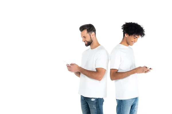 Gülümseyen Irklar Arası Erkekler Cep Telefonlarıyla Mesajlaşırken Sırt Sırta Beyazlar — Stok fotoğraf