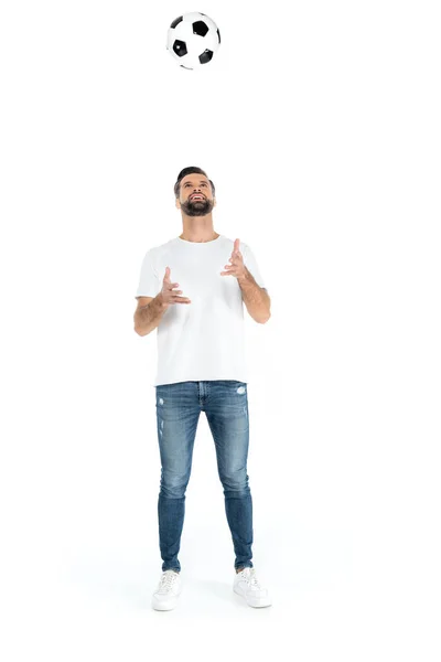 Visão Comprimento Total Homem Jeans Jogando Com Bola Futebol Branco — Fotografia de Stock