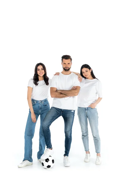 Mulheres Jovens Sorrindo Perto Homem Com Braços Cruzados Perto Bola — Fotografia de Stock