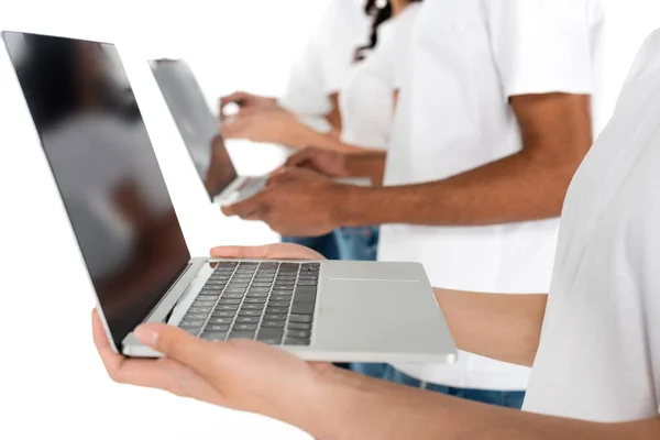 Vista Cortada Pessoas Multiculturais Desfocadas Com Laptops Isolados Branco — Fotografia de Stock