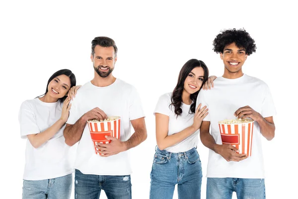 Homens Multiétnicos Alegres Com Baldes Pipoca Assistindo Filme Com Mulheres — Fotografia de Stock