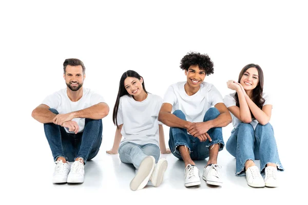 Vista Completa Amigos Interracial Complacidos Jeans Sonriendo Cámara Mientras Están — Foto de Stock