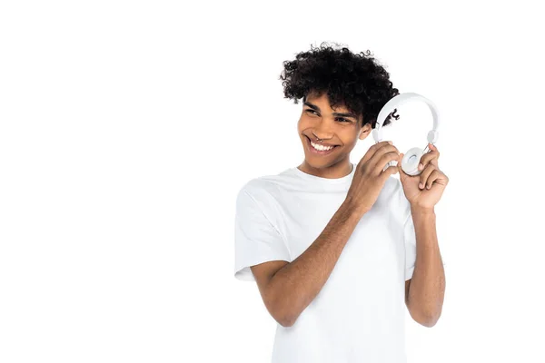 Homem Americano Africano Alegre Segurando Fones Ouvido Sem Fio Isolados — Fotografia de Stock