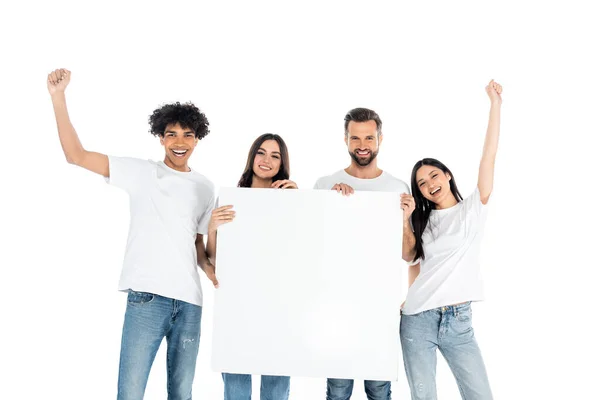 Amigos Interracial Emocionados Mirando Cámara Mientras Sostiene Pancarta Blanco Aislado — Foto de Stock