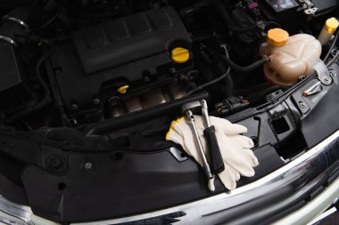 Araç ve eldivenlerin servis üzerindeki üst görünümü 