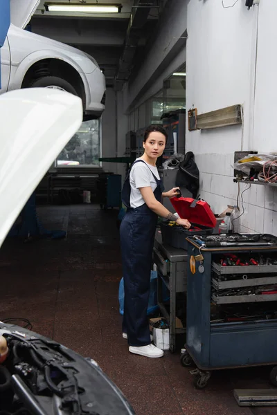 Mechanisches Öffnen Der Werkzeugkiste Und Blick Auf Auto Mit Offener — Stockfoto