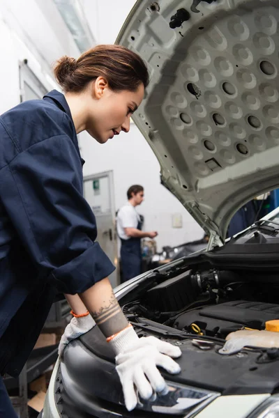 Side View Young Mechanic Looking Car Engine Garage — Fotografia de Stock