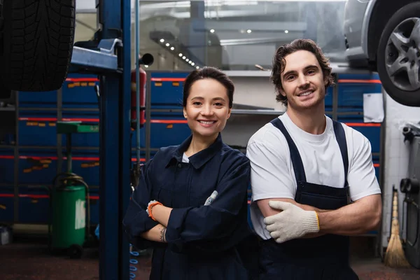 Positieve Mechanica Kruising Armen Kijken Naar Camera Garage — Stockfoto