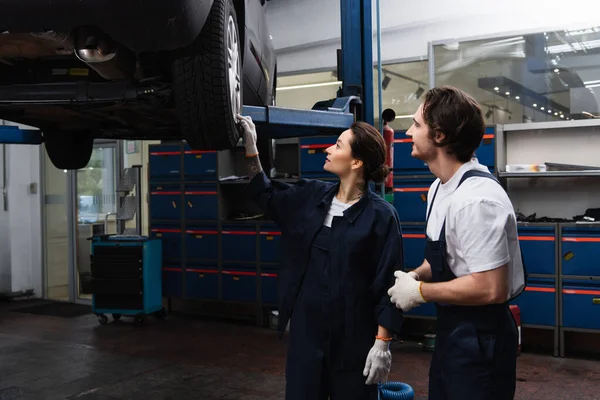 Side View Mechanics Checking Car Wheel Service — Fotografia de Stock