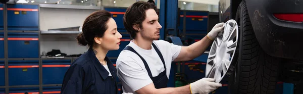 Side View Mechanics Looking Wheel Dink Car Service Banner — Stock Photo, Image