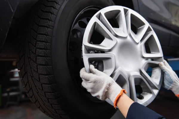 Cropped View Mechanic Holding Wheel Disk Car Garage — Stockfoto