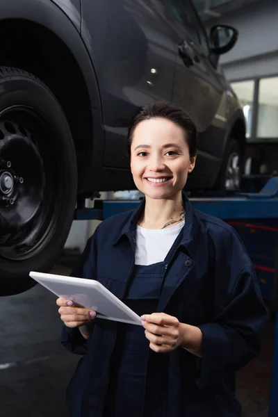 Smiling Mechanic Looking Camera Holding Digital Tablet Garage — Fotografia de Stock