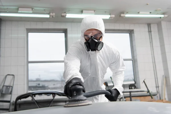 Foreman Skyddsglasögon Och Kostym Använder Bilpolermedel Tjänsten — Stockfoto