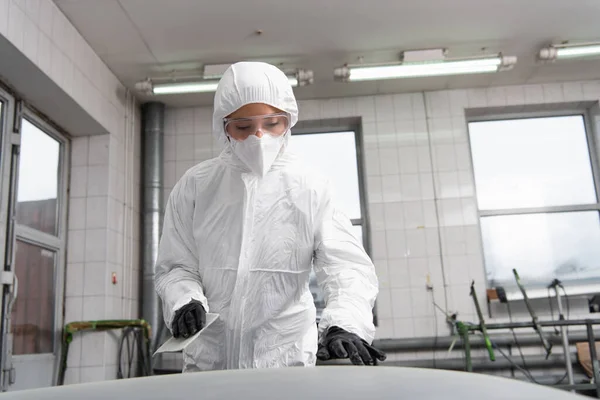 Workwoman Hazmat Suit Holding Sandpaper Car Garage — Stock Photo, Image