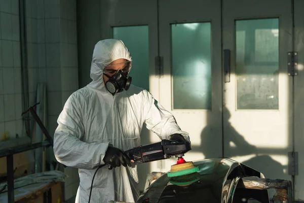 Workman Protective Suit Respirator Polishing Car Part Garage — стоковое фото