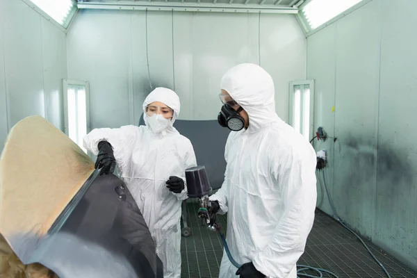 Workman Protective Suit Holding Aerograph Colleague Pointing Finger Car Part — Stock Photo, Image