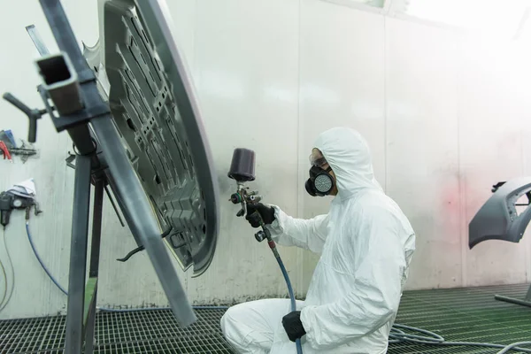 Seitenansicht Des Arbeiters Atemschutzmaske Färbung Autoteil Garage — Stockfoto