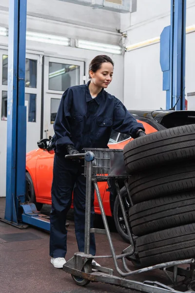 Workwoman Uniform Standing Cart Tires Car Garage — Stockfoto