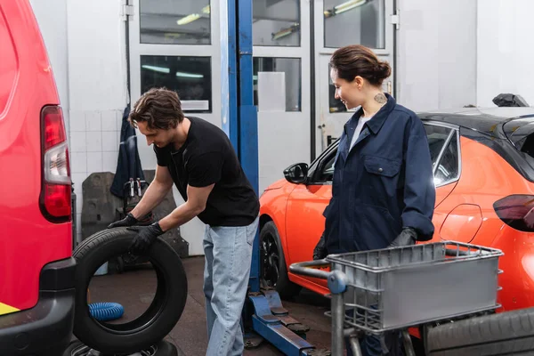 Young Mechanics Working Tire Cars Garage — Stockfoto