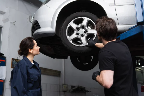 Mechanics Working Car Wheel Service — 图库照片