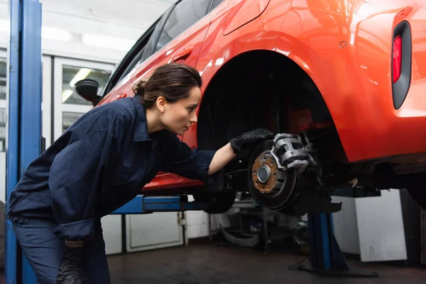 Side View Workwoman Looking Wheel Car Garage — Stockfoto