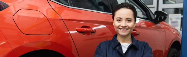 Mécanicien Positif Regardant Caméra Près Auto Dans Garage Bannière — Photo