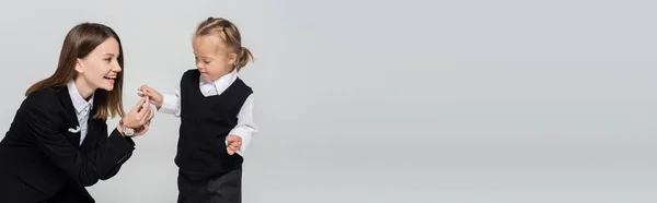 Feliz Madre Tocando Mano Del Niño Con Síndrome Aislado Gris — Foto de Stock