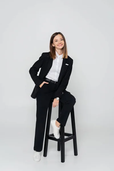 Full Length Happy Woman Suit Posing Hand Pocket While Sitting — Stock Photo, Image