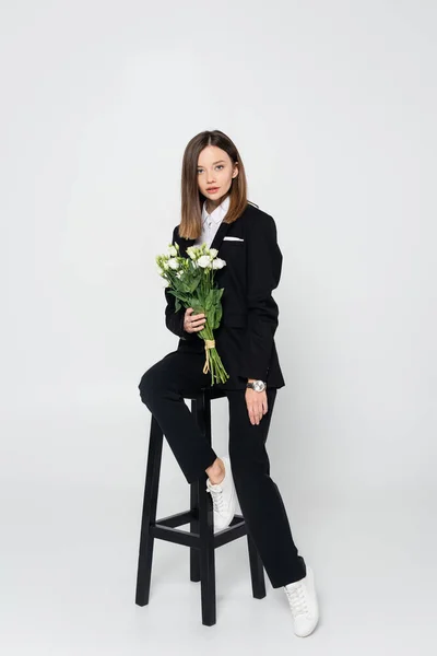 Full Length Stylish Woman Suit Holding Bouquet Flowers Sitting Chair — ストック写真