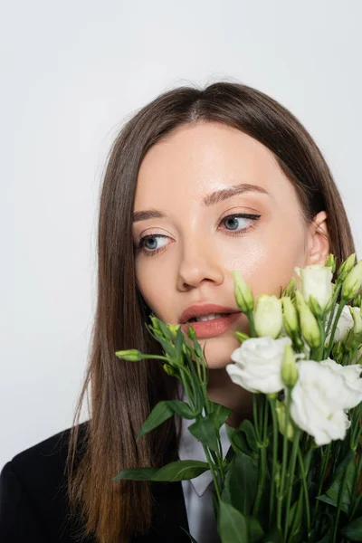 Mujer Joven Cerca Flores Eustoma Blanco Aisladas Gris — Foto de Stock