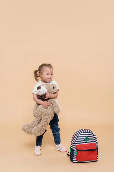 Happy Girl Syndrome Holding Soft Toy While Standing Backpack Beige — Zdjęcie stockowe