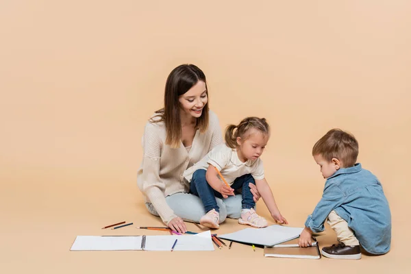 Happy Mother Sitting Girl Syndrome Toddler Boy Colorful Pencils Beige — Φωτογραφία Αρχείου