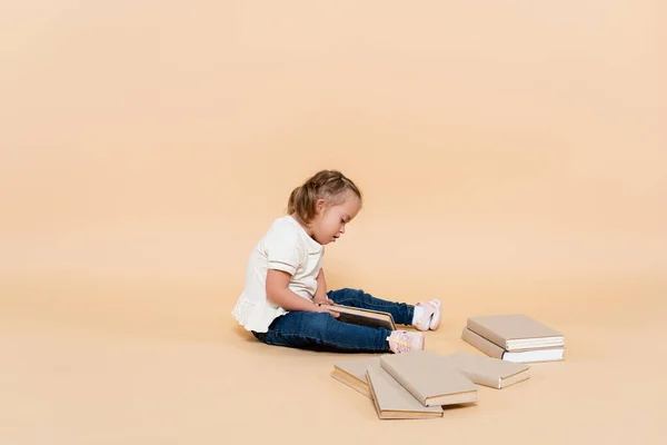 Kid Syndrome Sitting Books Beige — Zdjęcie stockowe